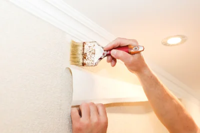 Pose de papier peint à Montalzat — revêtements muraux et toiles de verre